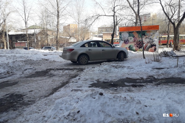 Водителя совершенно не смутило, что он встал прямо на пешеходной тропинке Водителя совершенно не смутило, что он встал прямо на пешеходной тропинке