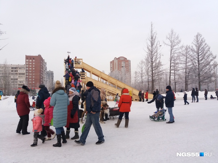 Горки омск. Горка на красной звезде в Омске. Красная звезда горки Омск. Горки в Омске. Аттракцион горки Омск.