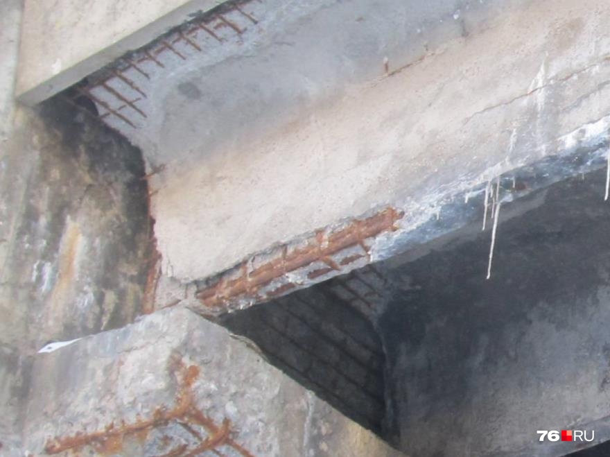 Сквозное
разрушение бетона и коррозия арматуры
балки в пролёте над опорой