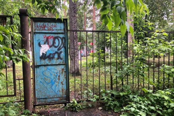 Недавно у входа на стадион в парке РТИ появились закрытые ворота Недавно у входа на стадион в парке РТИ появились закрытые ворота
