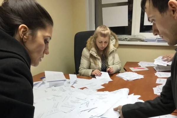 Активисты устроили голосование у входа в школы с избирательными участками — внутрь их не пустили и пытались выгнать с территории Активисты устроили голосование у входа в школы с избирательными участками — внутрь их не пустили и пытались выгнать с территории