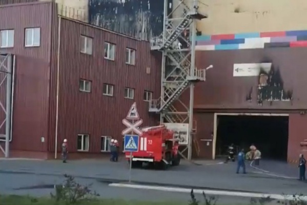 Сотрудник предприятия находился в кабине башенного крана, когда в ней вспыхнул огонь Сотрудник предприятия находился в кабине башенного крана, когда в ней вспыхнул огонь