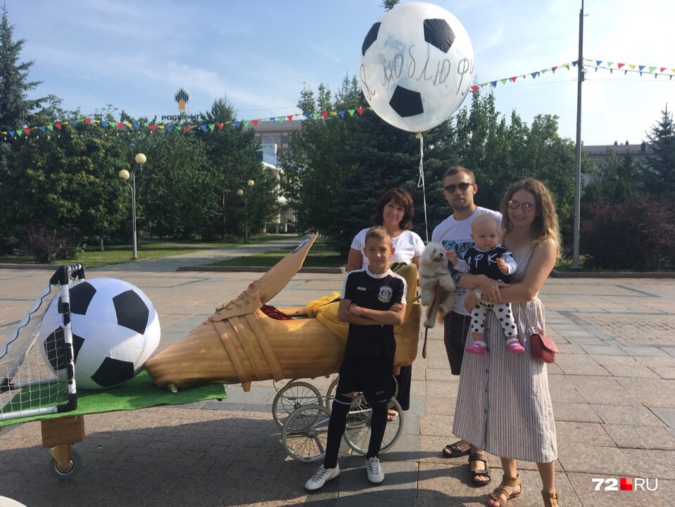 Конструкция коляски получилась очень сложной, к ней пришлось крепить дополнительное колесо Конструкция коляски получилась очень сложной, к ней пришлось крепить дополнительное колесо