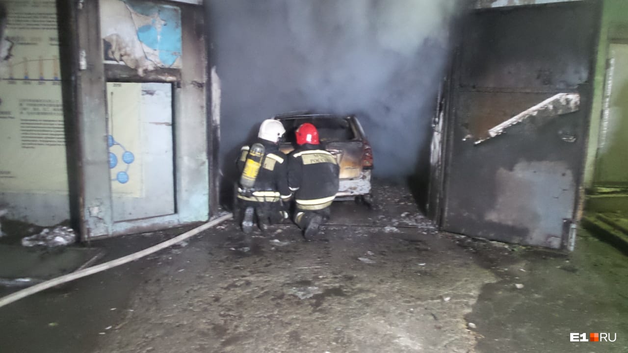 В гараже горят машины В гараже горят машины