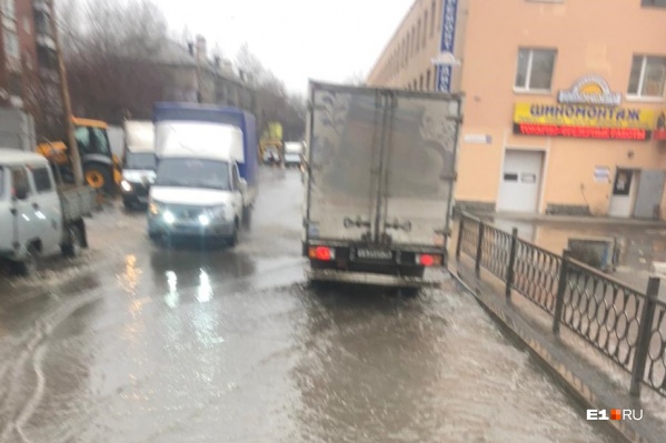 Горожане переживают, что завтра улица превратится в каток и аварий не избежать Горожане переживают, что завтра улица превратится в каток и аварий не избежать