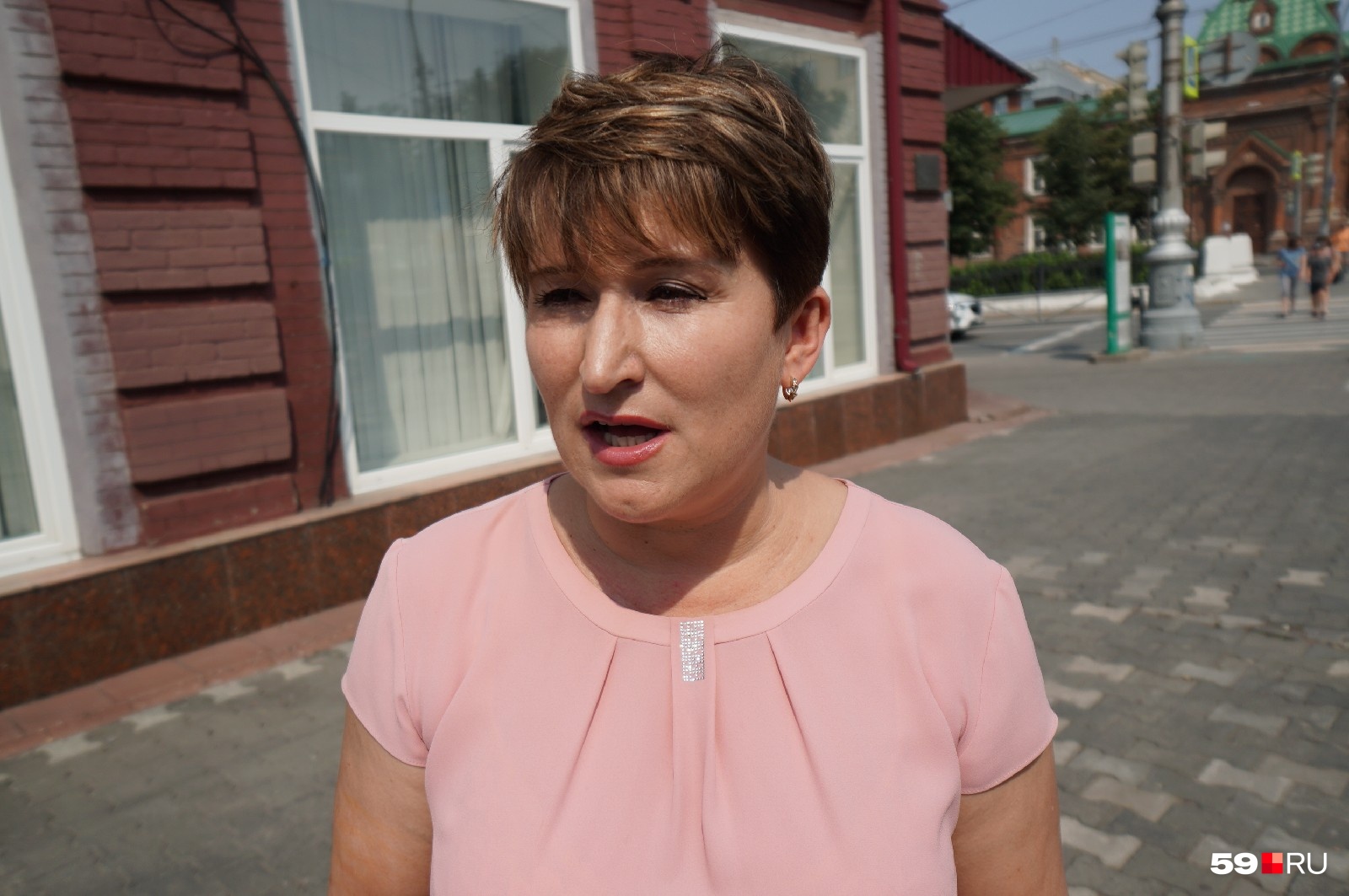Марина Масленникова заметила, как чиновница пинает бездомного Марина Масленникова заметила, как чиновница пинает бездомного