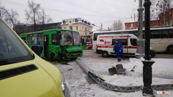 В этом ДТП пострадали 11 пассажиров маршрутки В этом ДТП пострадали 11 пассажиров маршрутки