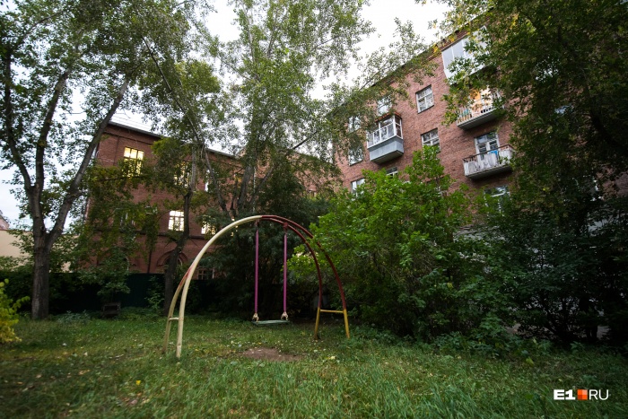 Тихий двор окружают филармония и сад Вайнера Тихий двор окружают филармония и сад Вайнера