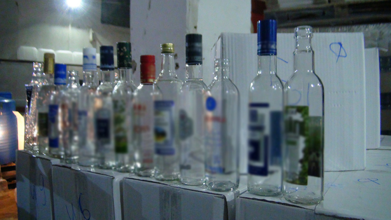 В Кузбассе полиция нашла цех по изготовлению поддельного алкоголя (фото)