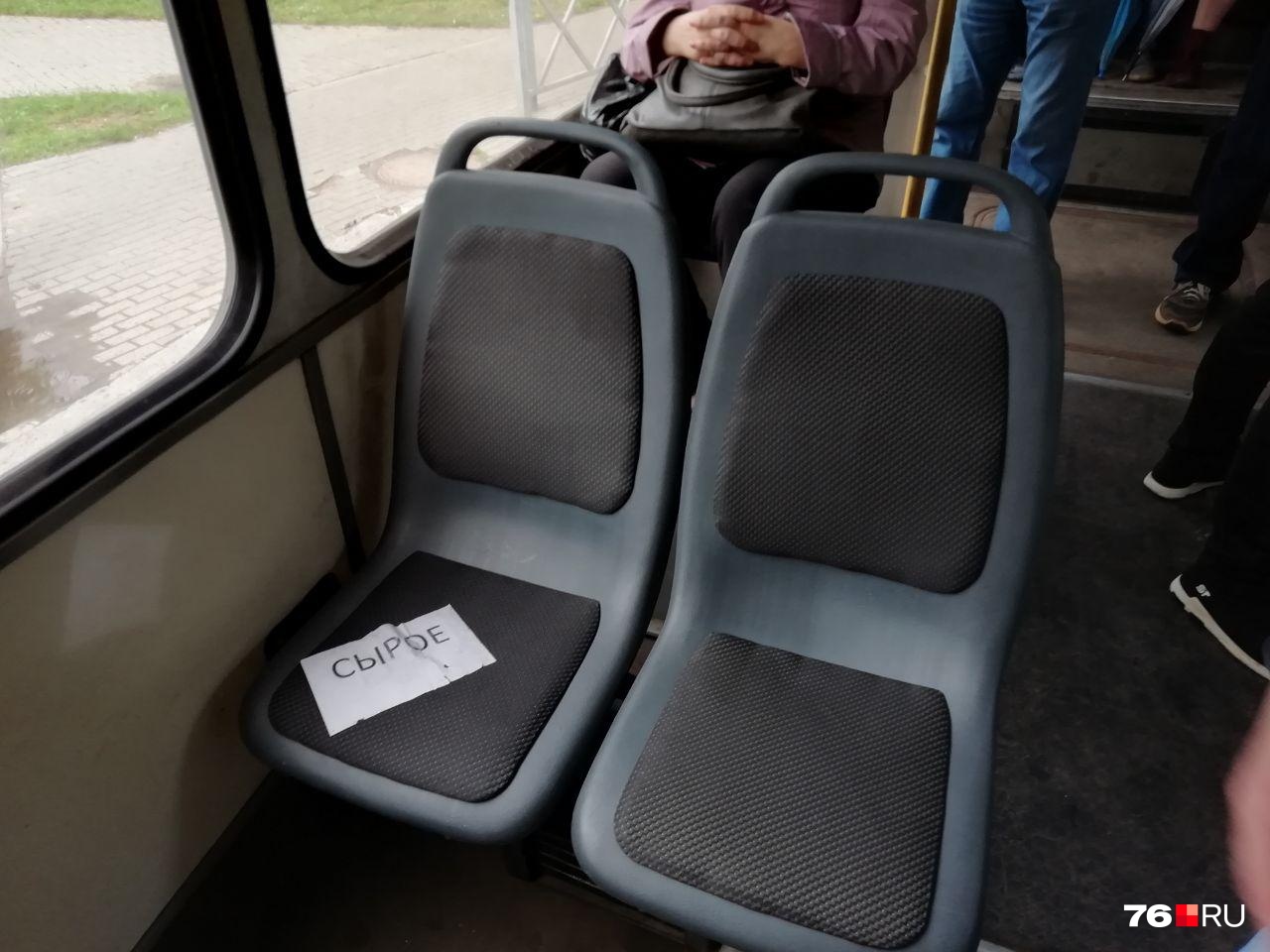 В некоторых автобусах и троллейбусах уже используют модель листа бумажного для слабовидящих