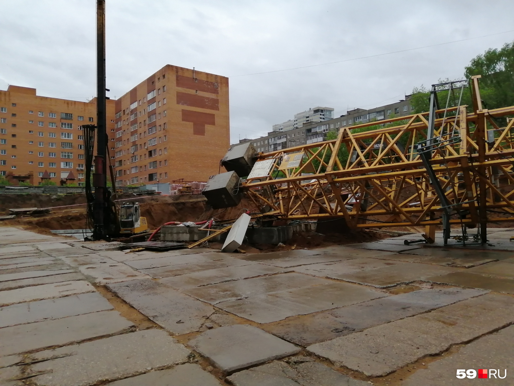 Кран буквально вырвало из земли Кран буквально вырвало из земли