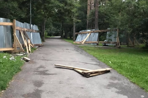 Сейчас забор выглядит так Сейчас забор выглядит так 