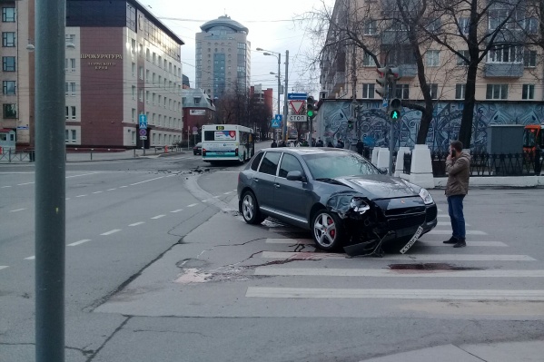 К счастью, авария произошла рано утром, когда дороги были почти пусты К счастью, авария произошла рано утром, когда дороги были почти пусты
