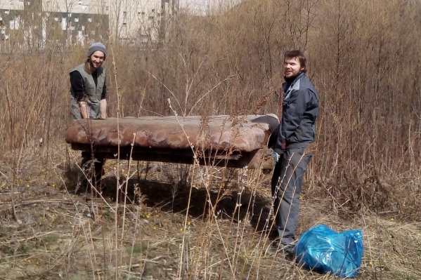 Среди мусора активисты нашли старый диван — несколько лет назад из-за такой находки пострадали соседние дома Среди мусора активисты нашли старый диван — несколько лет назад из-за такой находки пострадали соседние дома