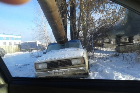 Труба проломила автомобилю крышу Труба проломила автомобилю крышу