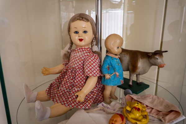 Самая старая на экспозиции кукла из папье-маше Катя (слева) — 1949 года выпуска<br> Самая старая на экспозиции кукла из папье-маше Катя (слева) — 1949 года выпуска<br>