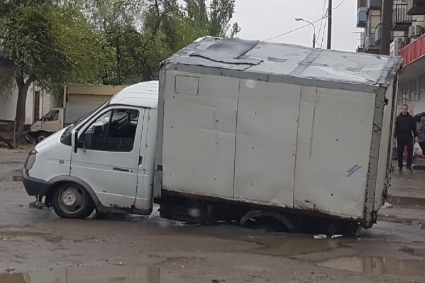 Водитель думает, как вытаскивать «Газель» из провала Водитель думает, как вытаскивать «Газель» из провала