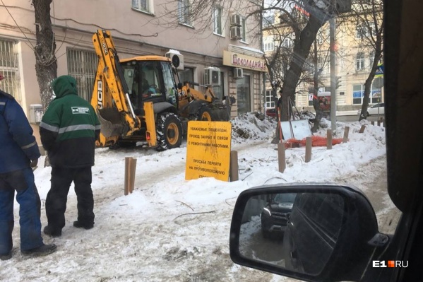 По словам энергетиков, они разрыли тротуар. А на газон только сваливали землю и складывали инвентарь По словам энергетиков, они разрыли тротуар. А на газон только сваливали землю и складывали инвентарь