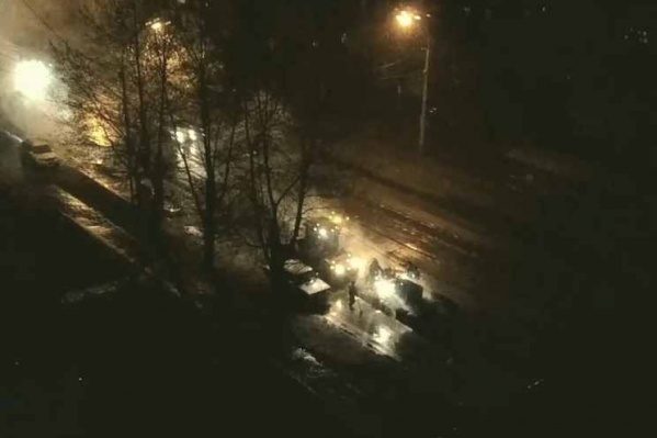 Ночная укладка асфальта на ул. Учительской. Кадр видео Ночная укладка асфальта на ул. Учительской. Кадр видео