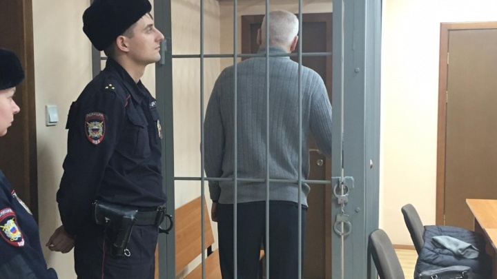 Главного следователя Заельцовского района взяли под стражу по делу о взятке в 500 000 рублей — кадры из зала суда
