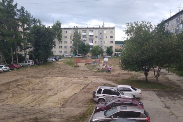 Ещё недавно здесь стояли качели и горка Ещё недавно здесь стояли качели и горка