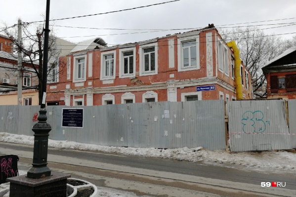 У здания полностью разобрали крышу У здания полностью разобрали крышу