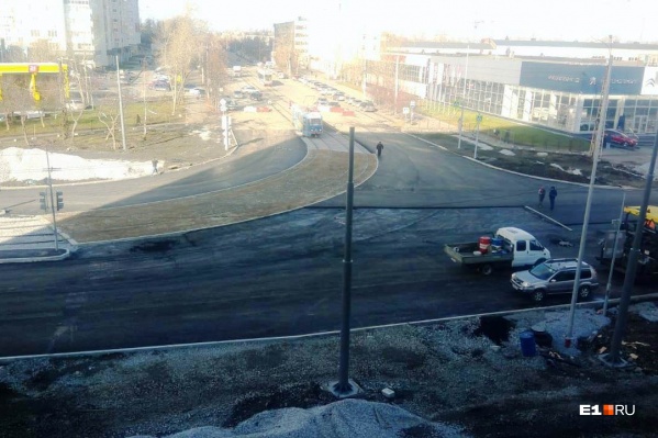 Официально перекресток не открыт, но машины по нему уже ездят Официально перекресток не открыт, но машины по нему уже ездят