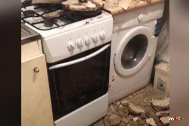 Потолок обрушился на кухне Потолок обрушился на кухне