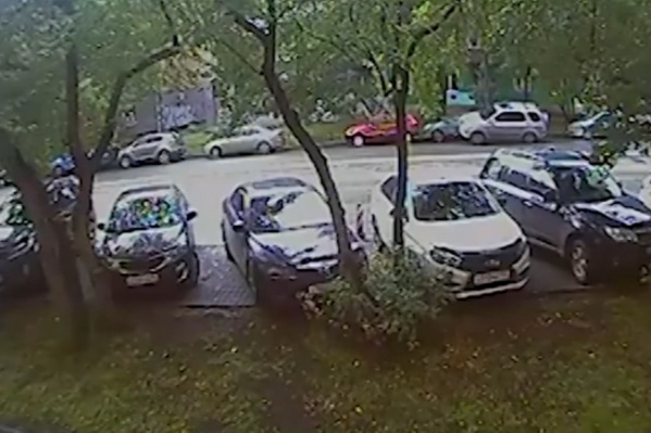 Honda, за рулем которой находился мужчина, врезалась в припаркованный на обочине автомобиль Honda, за рулем которой находился мужчина, врезалась в припаркованный на обочине автомобиль