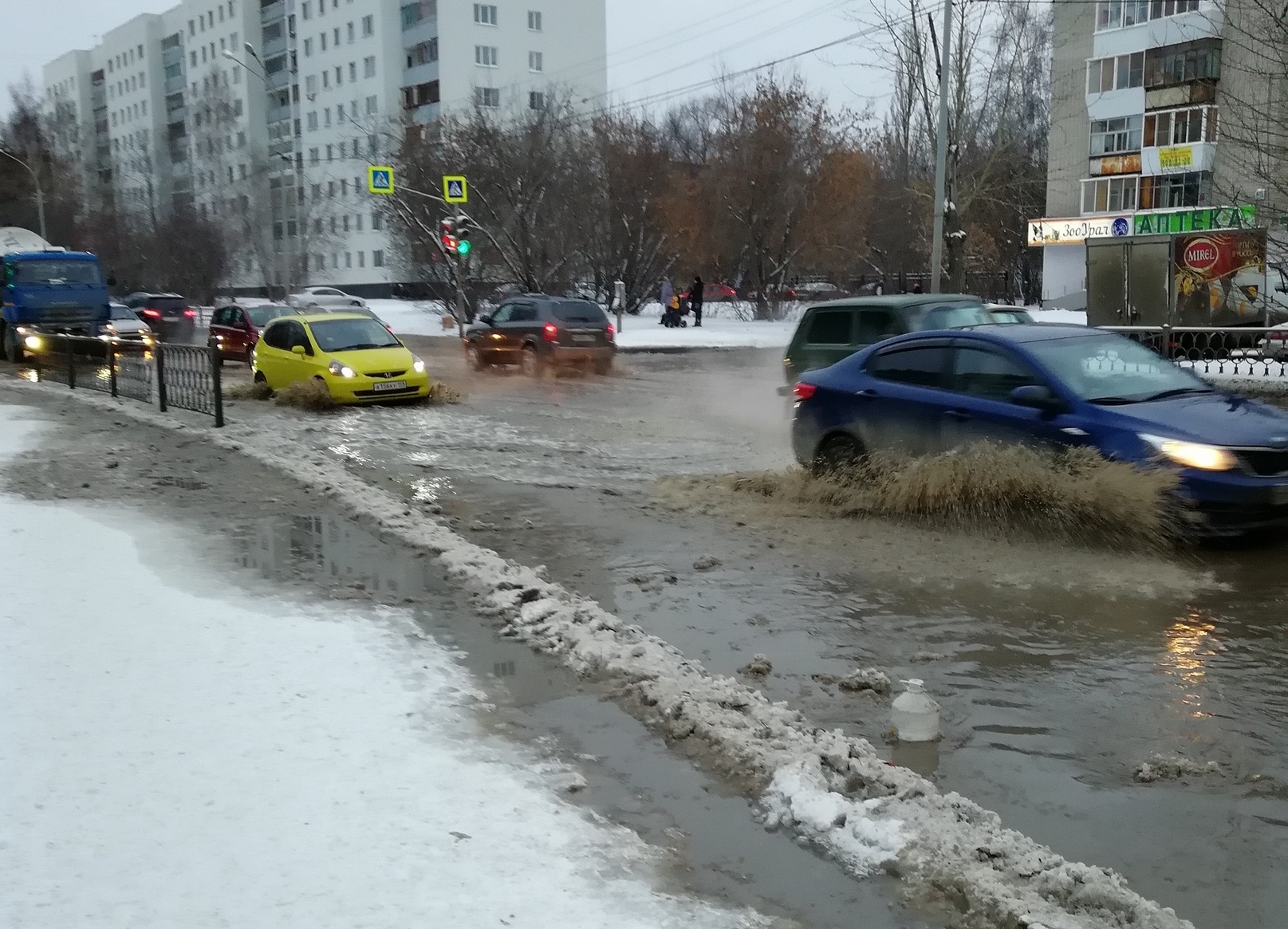 Поток холода. Шефская затопило. Екатеринбург ушел под воду. Екатеринбург прорыв трубы сегодня. Затоплю холодную.