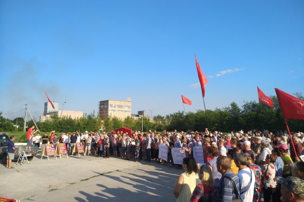 На площадке организовали трибуну для выступлений На площадке организовали трибуну для выступлений