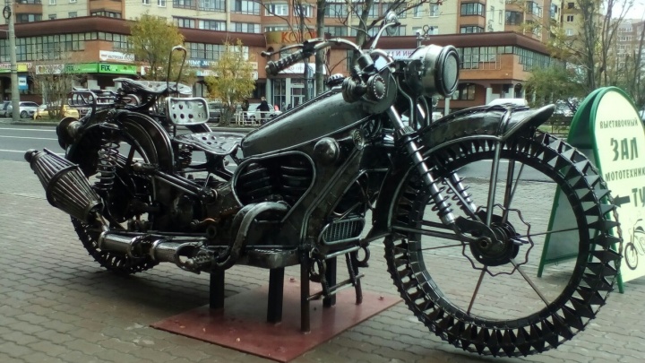 «Все сюрпризы ещё впереди»: о памятнике мотоциклу на Воскресенской рассказал его автор