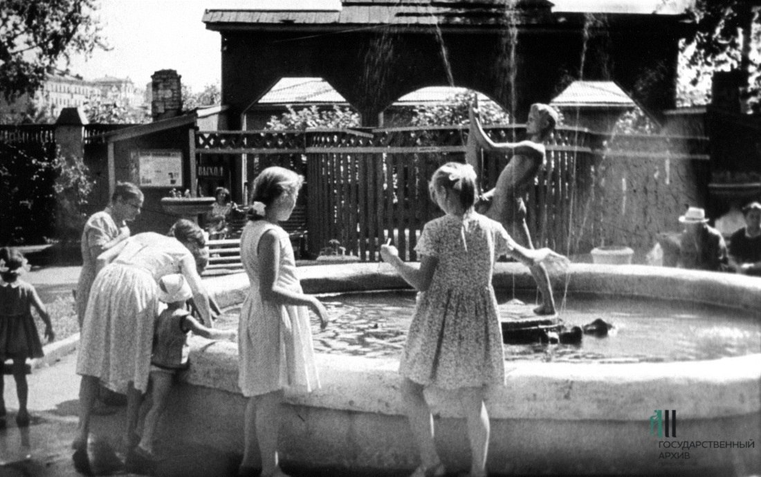 У фонтана, 50–60-е годы У фонтана, 50–60-е годы