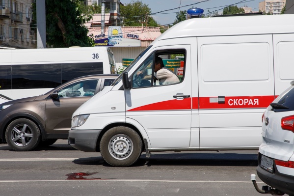 На место аварии приехали сразу две машины скорой помощи На место аварии приехали сразу две машины скорой помощи 