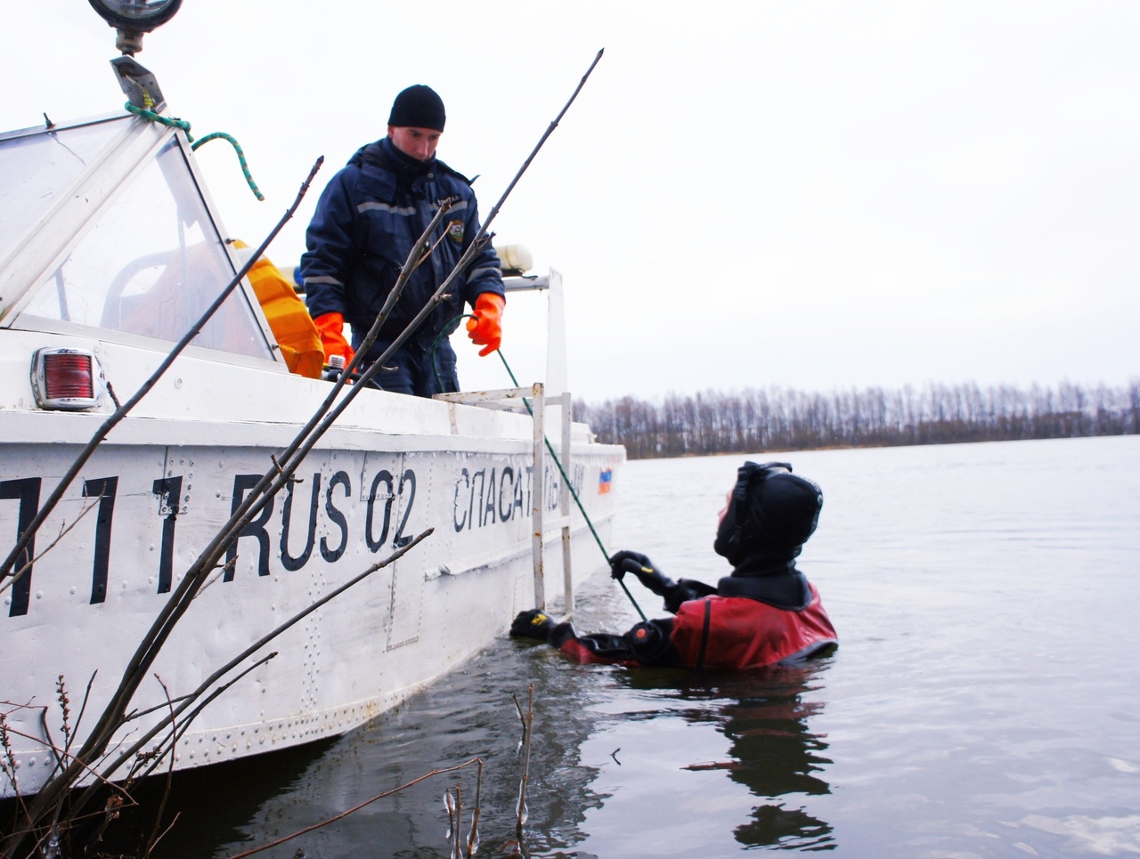 Пока воду не затянуло льдом, шансов что-то найти больше Пока воду не затянуло льдом, шансов что-то найти больше