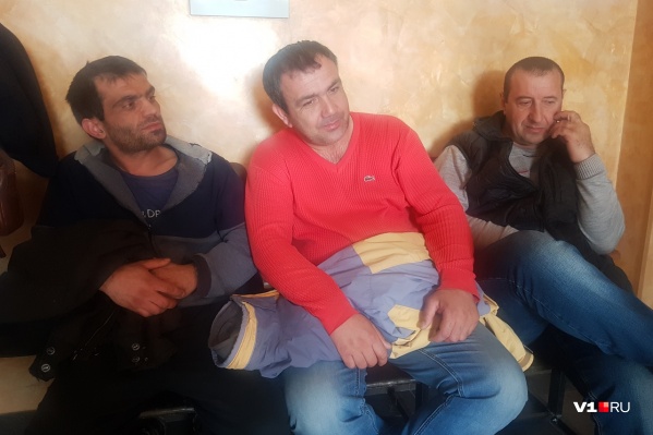 Мужчины отправляются в изолятор временного содержания Мужчины отправляются в изолятор временного содержания