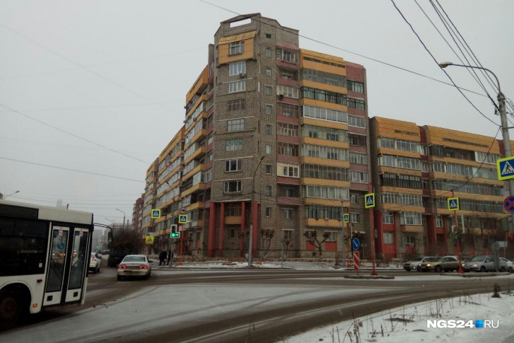 Дом с закрытым двором, где все соседи друг за другом присматривают Дом с закрытым двором, где все соседи друг за другом присматривают