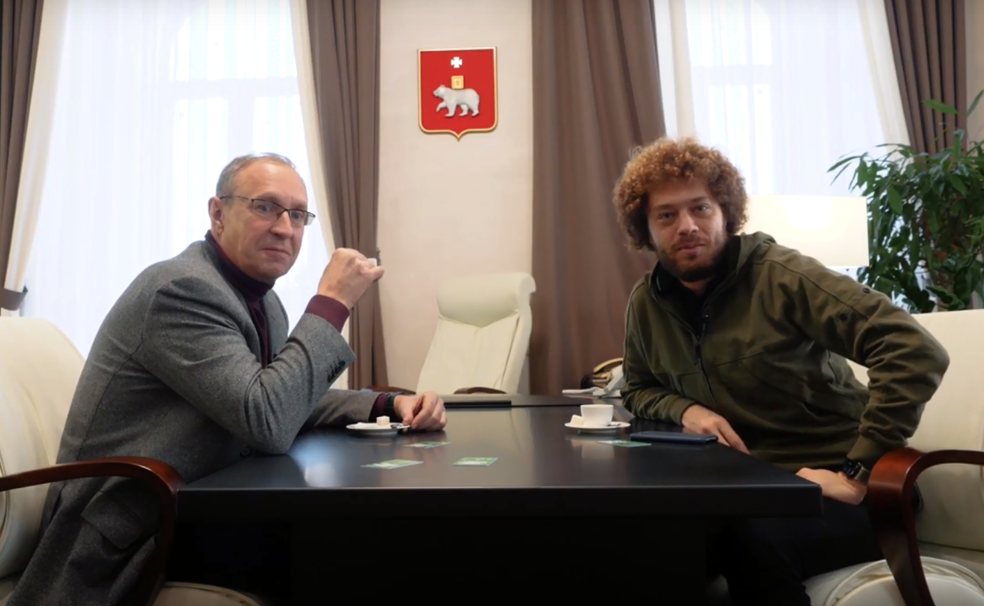 В кабинете мэра. Скрин видео «"БДСМ" с мэром Перми Дмитрием Самойловым»