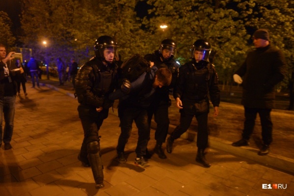 За первые три дня протестов в Екатеринбурге <a href="https://www.e1.ru/news/spool/news_id-66090349.html" target="_blank" class="_">арестовали больше 90 человек</a> За первые три дня протестов в Екатеринбурге <a href="https://www.e1.ru/news/spool/news_id-66090349.html" target="_blank" class="_">арестовали больше 90 человек</a>