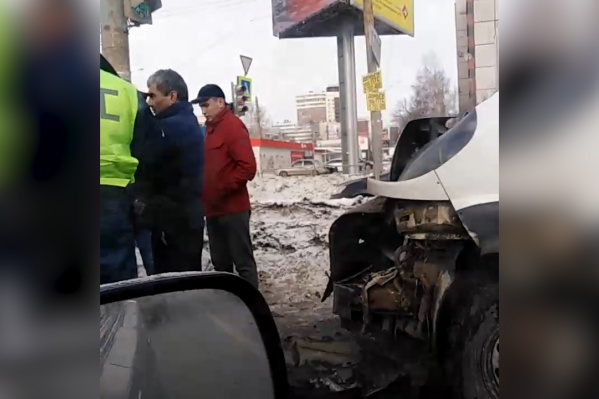 Водитель маршрутки, скорее всего, надеялся успеть проскочить на мигающий зелёный Водитель маршрутки, скорее всего, надеялся успеть проскочить на мигающий зелёный