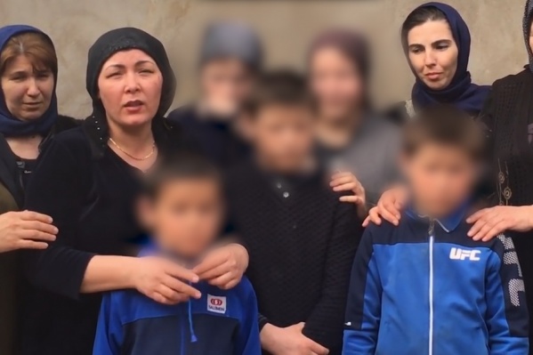 Записать обращение к президенту вместе с женой и детьми скончавшегося таксиста вышли многие жительницы дагестанского села Записать обращение к президенту вместе с женой и детьми скончавшегося таксиста вышли многие жительницы дагестанского села