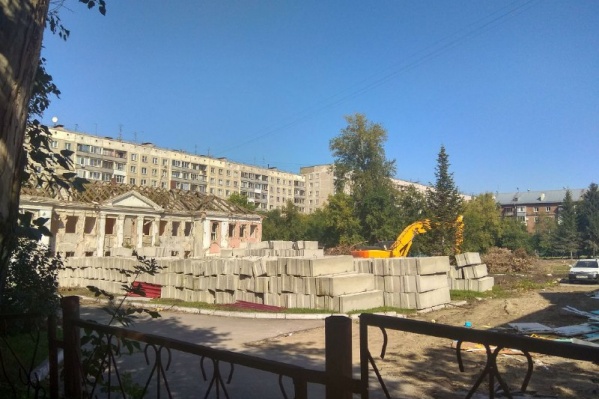 На место приехала строительная техника На место приехала строительная техника