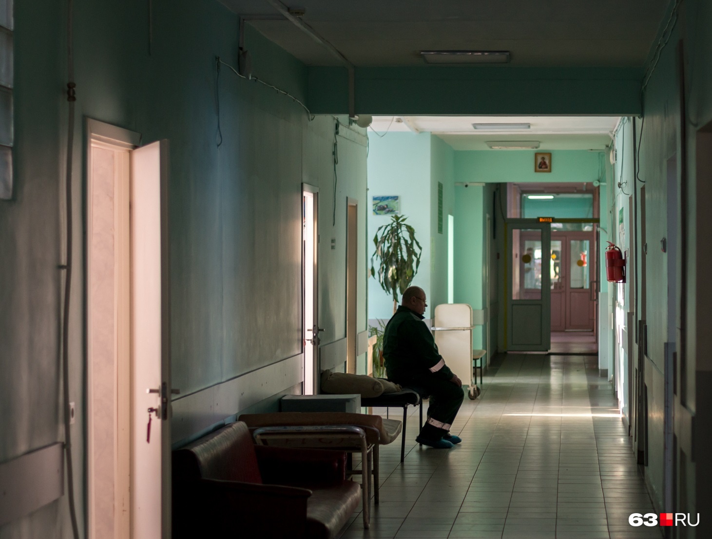 В Самаре главный врач больницы получил выговор за размещение пациентов в коридорах