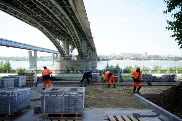 На парковке между мостами заменят асфальт На парковке между мостами заменят асфальт 