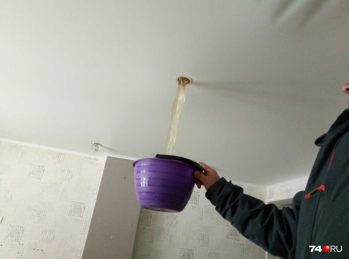 Даже на первом этаже жители вынуждены были сливать воду из натяжных потолков<br><br> Даже на первом этаже жители вынуждены были сливать воду из натяжных потолков<br><br>