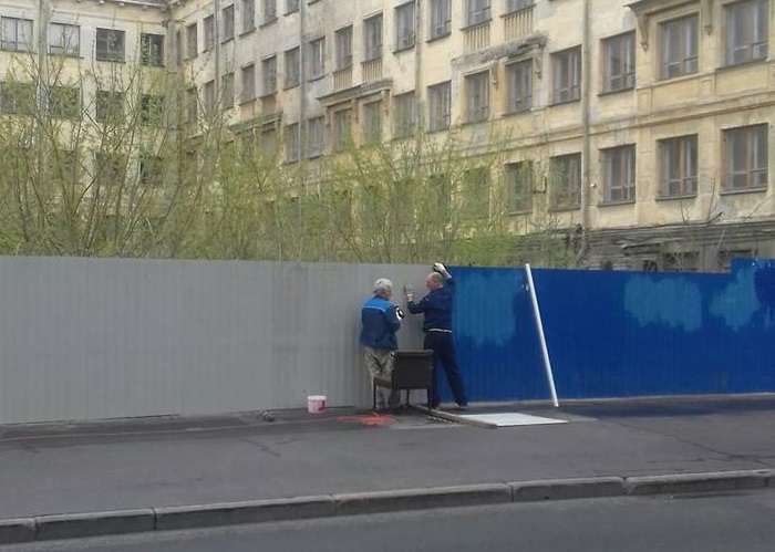 Синий забор на улице Минина перекрасили в серый — нижегородцы тут же подметили метаморфозы