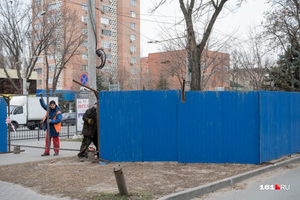 В ноябре рабочие установили забор вокруг территории, где появится будущий переход В ноябре рабочие установили забор вокруг территории, где появится будущий переход