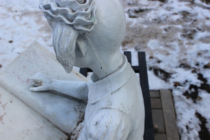Скульптура девочки треснула из-за попыток оторвать косичку с бантиком