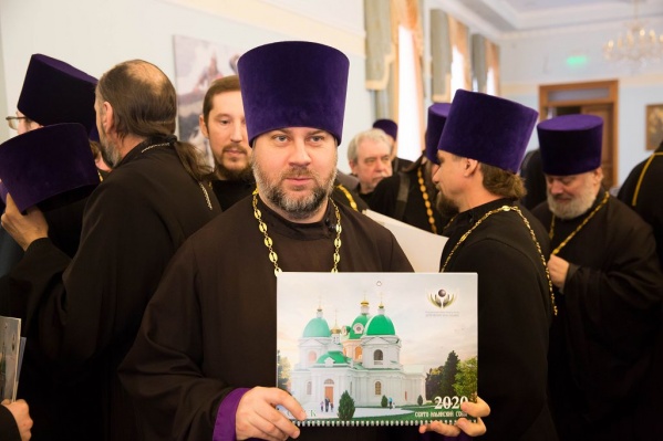 Омские священнослужители охотно фотографировались с календарём<br> Омские священнослужители охотно фотографировались с календарём<br>