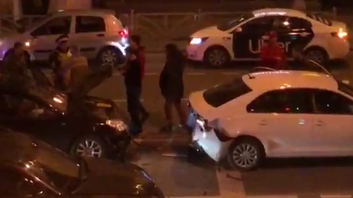 «Лежала на руле, посылала всех»: в центре Екатеринбурга девушка протаранила машину на светофоре